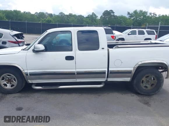 2000 Chevrolet Silverado 1500 LS z VIN 2GCEC19V0Y1193722, wystawiony jako IAAI lot #42232746 z przebiegiem Nie podano mil oraz . Historia ofert i sprzedaży dostępna na DreamBid. Obrazek 14.