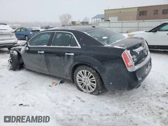 2013 Chrysler 300 S z VIN 2C3CCAJTXDH647532, wystawiony jako Copart lot #45783475 z przebiegiem 145 890 mil mil oraz Szkoda całkowita • Salvage title. Historia ofert i sprzedaży dostępna na DreamBid. Obrazek 2.