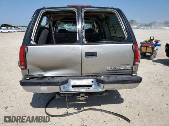 1998 Chevrolet Suburban с VIN 3GNEC16R0WG116738, выставлен на аукционе Copart как лот 56048935 с пробегом 157 162 миль миль и Списание • Salvage title. История ставок и продаж доступна на DreamBid. Изображение 6.