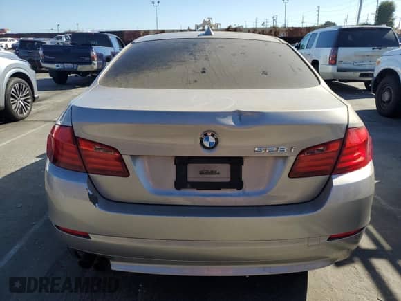 2012 BMW 5 Series 528i с VIN WBAXG5C57CDX02812, выставлен на аукционе Copart как лот 84225515 с пробегом 156 077 миль миль и Списание • Salvage title. История ставок и продаж доступна на DreamBid. Изображение 6.