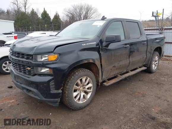 2021 Chevrolet Silverado 1500 Custom z VIN 3GCPYBEK5MG240336, wystawiony jako IAAI lot #41526759 z przebiegiem 102 995 mil mil oraz . Historia ofert i sprzedaży dostępna na DreamBid. Obrazek 2.