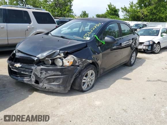 2015 Chevrolet Sonic LT z VIN 1G1JD5SB5F4125929, wystawiony jako Copart lot #55622854 z przebiegiem 163 561 mil mil oraz Szkoda całkowita • Salvage title. Historia ofert i sprzedaży dostępna na DreamBid. Obrazek 1.