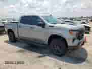 2024 Chevrolet Silverado 1500 Custom Trail Boss z VIN 3GCUDCE88RG346358, wystawiony jako Copart lot #68303935 z przebiegiem Nie podano mil oraz Szkoda całkowita • Salvage title. Historia ofert i sprzedaży dostępna na DreamBid. Obrazek 4.