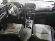 2020 Hyundai Kona SE z VIN KM8K1CAA8LU402985, wystawiony jako Copart lot #60445075 z przebiegiem 85 352 mil mil oraz Szkoda całkowita • Salvage title. Historia ofert i sprzedaży dostępna na DreamBid. Obrazek 8.