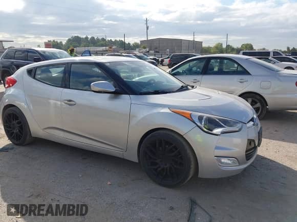 2013 Hyundai Veloster w/Black Int z VIN KMHTC6AD4DU122234, wystawiony jako IAAI lot #43485517 z przebiegiem 118 478 mil mil oraz . Historia ofert i sprzedaży dostępna na DreamBid. Obrazek 1.
