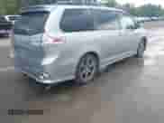 2017 Toyota Sienna SE z VIN 5TDXZ3DC4HS880185, wystawiony jako IAAI lot #42729802 z przebiegiem 97 072 mil mil oraz . Historia ofert i sprzedaży dostępna na DreamBid. Obrazek 4.