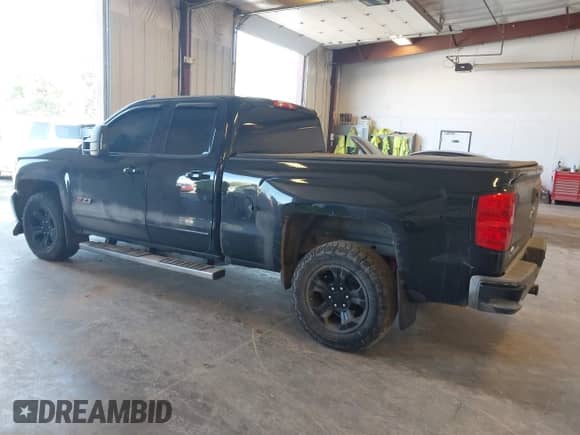 2017 Chevrolet Silverado 1500 LT z VIN 1GCVKREC4HZ133164, wystawiony jako IAAI lot #43224307 z przebiegiem 136 474 mil mil oraz . Historia ofert i sprzedaży dostępna na DreamBid. Obrazek 3.