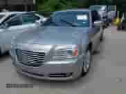 2013 Chrysler 300 C с VIN 2C3CCAEG2DH606373, выставлен на аукционе IAAI как лот 42533677 с пробегом 188 303 миль миль и . История ставок и продаж доступна на DreamBid. Изображение 2.