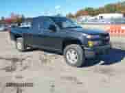 2012 Chevrolet Colorado 1LT z VIN 1GCJTCFE0C8135615, wystawiony jako IAAI lot #43597245 z przebiegiem 114 844 mil mil oraz . Historia ofert i sprzedaży dostępna na DreamBid. Obrazek 1.