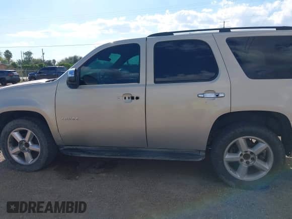 2010 Chevrolet Tahoe Commercial z VIN 1GNUKAE08AR131627, wystawiony jako IAAI lot #43293372 z przebiegiem 332 638 mil mil oraz . Historia ofert i sprzedaży dostępna na DreamBid. Obrazek 14.