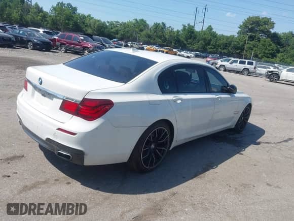 2013 BMW 7 Series 750Li xDrive with VIN WBAYF8C51DD139735, listed as a IAAI auction lot 42590928 with 118,984 mi miles and . Bid and sale history available at DreamBid. Image 4.