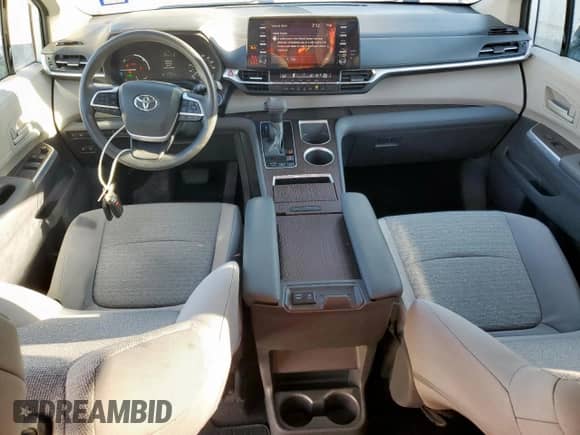 2021 Toyota Sienna LE z VIN 5TDKRKEC2MS035378, wystawiony jako Copart lot #83766535 z przebiegiem 33 172 mil mil oraz Czysty tytuł • Clean title. Historia ofert i sprzedaży dostępna na DreamBid. Obrazek 8.