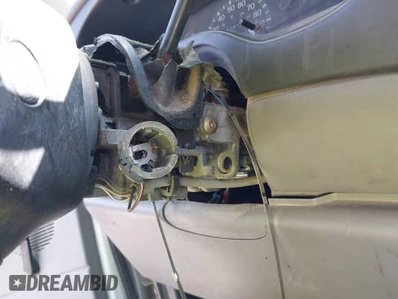 1998 Ford Econoline Cargo с VIN 1FTRE1465WHC17700, выставлен на аукционе IAAI как лот 43138976 с пробегом 214 121 миль миль и . История ставок и продаж доступна на DreamBid. Изображение 17.