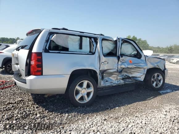 2012 Chevrolet Suburban LT с VIN 1GNSCJE0XCR265806, выставлен на аукционе Copart как лот 61423015 с пробегом Не указан миль и На запчасти • Non repairable. История ставок и продаж доступна на DreamBid. Изображение 3.