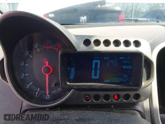 2015 Chevrolet Sonic LS z VIN 1G1JB6SH2F4164123, wystawiony jako IAAI lot #43077617 z przebiegiem 138 423 mil mil oraz . Historia ofert i sprzedaży dostępna na DreamBid. Obrazek 7.