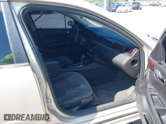 2012 Chevrolet Impala LS Fleet z VIN 2G1WF5E31C1280408, wystawiony jako IAAI lot #43071325 z przebiegiem 145 311 mil mil oraz . Historia ofert i sprzedaży dostępna na DreamBid. Obrazek 5.