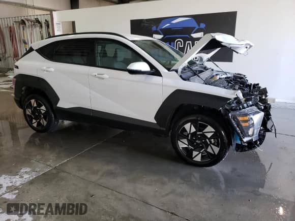 2024 Hyundai Kona SEL с VIN KM8HBCAB7RU114948, выставлен на аукционе Copart как лот 75952424 с пробегом 14 377 миль миль и Списание • Salvage title. История ставок и продаж доступна на DreamBid. Изображение 4.