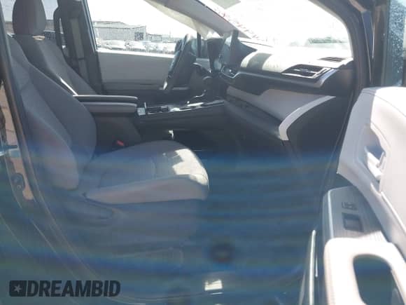 2025 Toyota Sienna LE with VIN 5TDKRKEC1SS226500, listed as a IAAI auction lot 43494576 with 32,336 mi miles and . Bid and sale history available at DreamBid. Image 5.