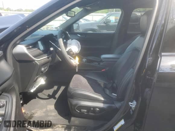 2023 Jeep Grand Cherokee Altitude z VIN 1C4RJJAGXP8795835, wystawiony jako Copart lot #58253555 z przebiegiem Nie podano mil oraz Szkoda całkowita • Salvage title. Historia ofert i sprzedaży dostępna na DreamBid. Obrazek 7.