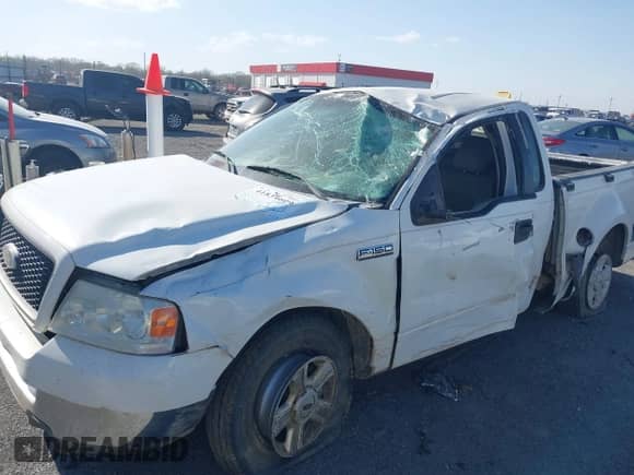 2004 Ford F-150 STX z VIN 1FTRF02W24KD78421, wystawiony jako IAAI lot #41834609 z przebiegiem 213 676 mil mil oraz . Historia ofert i sprzedaży dostępna na DreamBid. Obrazek 6.