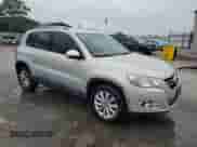 2011 Volkswagen Tiguan S с VIN WVGAV7AX8BW540458, выставлен на аукционе Copart как лот 57153395 с пробегом 152 906 миль миль и Списание • Salvage title. История ставок и продаж доступна на DreamBid. Изображение 4.