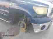 2007 Toyota Tundra SR5 z VIN 5TBET54107S454598, wystawiony jako IAAI lot #42558681 z przebiegiem 309 838 mil mil oraz . Historia ofert i sprzedaży dostępna na DreamBid. Obrazek 6.