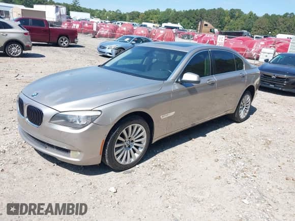 2009 BMW 7 Series 750Li z VIN WBAKB83509CY60997, wystawiony jako IAAI lot #43182555 z przebiegiem 138 382 mil mil oraz . Historia ofert i sprzedaży dostępna na DreamBid. Obrazek 2.