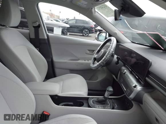 2024 Hyundai Kona SEL z VIN KM8HB3ABXRU095845, wystawiony jako IAAI lot #43248532 z przebiegiem 14 788 mil mil oraz . Historia ofert i sprzedaży dostępna na DreamBid. Obrazek 5.