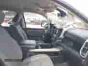 2020 Ram 1500 Big Horn z VIN 1C6RREBT0LN266926, wystawiony jako IAAI lot #41794173 z przebiegiem 126 043 mil mil oraz . Historia ofert i sprzedaży dostępna na DreamBid. Obrazek 5.