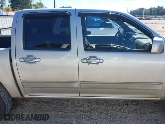 2010 Chevrolet Colorado 1LT z VIN 1GCJTCDE0A8138854, wystawiony jako IAAI lot #43450584 z przebiegiem 275 389 mil mil oraz . Historia ofert i sprzedaży dostępna na DreamBid. Obrazek 14.