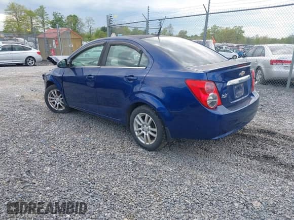 2013 Chevrolet Sonic LT с VIN 1G1JD5SH9D4253429, выставлен на аукционе IAAI как лот 42153003 с пробегом 106 345 миль миль и . История ставок и продаж доступна на DreamBid. Изображение 3.