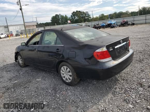 2005 Toyota Camry STD z VIN 4T1BE32K65U424109, wystawiony jako Copart lot #71369825 z przebiegiem 89 564 mil mil oraz Czysty tytuł • Clean title. Historia ofert i sprzedaży dostępna na DreamBid. Obrazek 2.