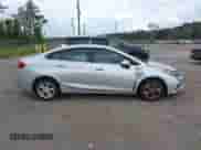 2017 Chevrolet Cruze LT z VIN 1G1BE5SM3H7237486, wystawiony jako IAAI lot #43286450 z przebiegiem 123 809 mil mil oraz . Historia ofert i sprzedaży dostępna na DreamBid. Obrazek 13.