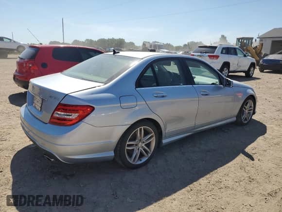2013 Mercedes-Benz C 300 Luxury z VIN WDDGF8AB0DA783337, wystawiony jako Copart lot #64472975 z przebiegiem 113 348 mil mil oraz Czysty tytuł • Clean title. Historia ofert i sprzedaży dostępna na DreamBid. Obrazek 3.