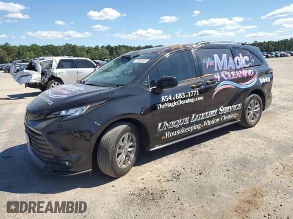 2021 Toyota Sienna XLE z VIN 5TDYRKEC4MS063354, wystawiony jako Copart lot #70983835 z przebiegiem 26 658 mil mil oraz Szkoda całkowita • Salvage title. Historia ofert i sprzedaży dostępna na DreamBid. Obrazek 1.