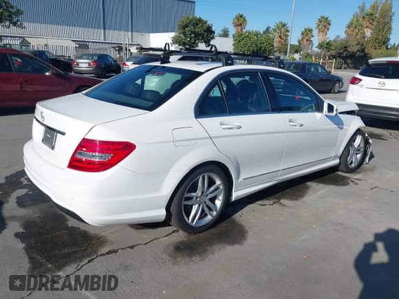 2014 Mercedes-Benz C 250 Sport z VIN WDDGF4HB3EA960558, wystawiony jako IAAI lot #43429271 z przebiegiem 73 297 mil mil oraz . Historia ofert i sprzedaży dostępna na DreamBid. Obrazek 4.