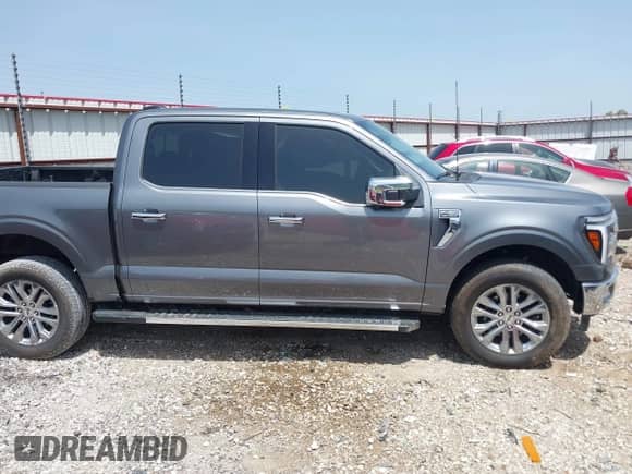 2024 Ford F-150 Lariat z VIN 1FTFW5L57RFB58262, wystawiony jako IAAI lot #42255702 z przebiegiem 4 763 mil mil oraz . Historia ofert i sprzedaży dostępna na DreamBid. Obrazek 13.