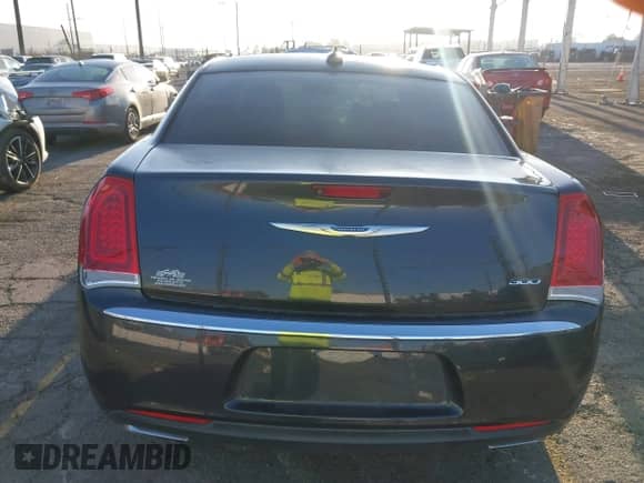 2016 Chrysler 300 Anniversary Edition с VIN 2C3CCAAG6GH307818, выставлен на аукционе IAAI как лот 43292170 с пробегом 107 627 миль миль и . История ставок и продаж доступна на DreamBid. Изображение 16.