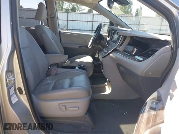 2020 Toyota Sienna XLE z VIN 5TDDZ3DCXLS247668, wystawiony jako IAAI lot #42978597 z przebiegiem 82 030 mil mil oraz . Historia ofert i sprzedaży dostępna na DreamBid. Obrazek 5.