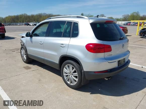 2016 Volkswagen Tiguan S z VIN WVGAV7AXXGW575199, wystawiony jako IAAI lot #42133129 z przebiegiem 95 506 mil mil oraz . Historia ofert i sprzedaży dostępna na DreamBid. Obrazek 3.