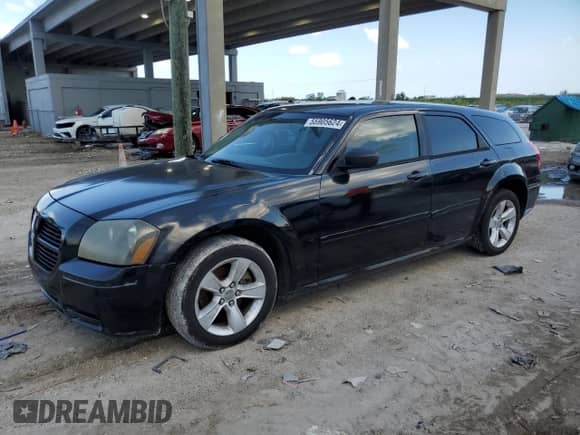 2005 Dodge Magnum SE with VIN 2D4FV48V55H692409, listed as a Copart auction lot 55905624 with 221,676 mi miles and Salvage title. Bid and sale history available at DreamBid. Image 1.