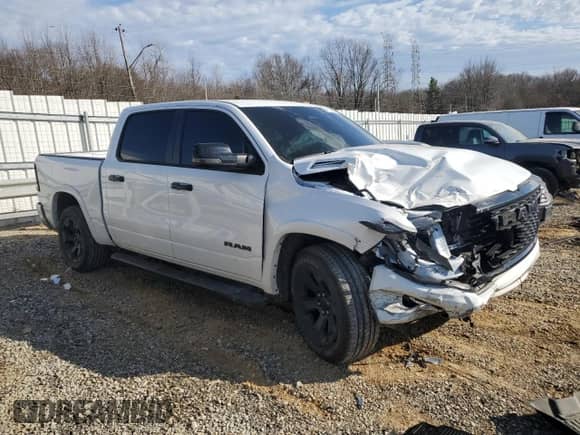 2025 Ram 1500 Big Horn z VIN 1C6RREFG4SN586522, wystawiony jako Copart lot #47024205 z przebiegiem 10 108 mil mil oraz Szkoda całkowita • Salvage title. Historia ofert i sprzedaży dostępna na DreamBid. Obrazek 4.