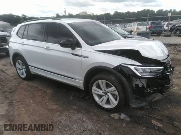 2024 Volkswagen Tiguan SE R-Line Black с VIN 3VVCB7AX3RM077940, выставлен на аукционе IAAI как лот 42970403 с пробегом 9 018 миль миль и . История ставок и продаж доступна на DreamBid. Изображение 1.