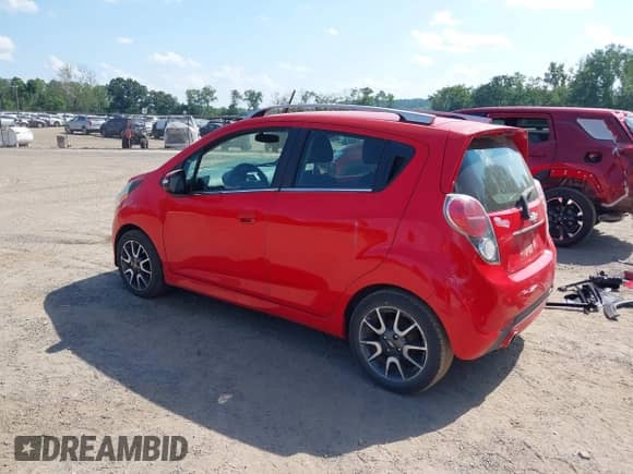 2015 Chevrolet Spark LT z VIN KL8CF6S90FC726483, wystawiony jako IAAI lot #42962595 z przebiegiem 131 689 mil mil oraz . Historia ofert i sprzedaży dostępna na DreamBid. Obrazek 3.