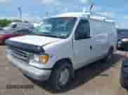 2000 Ford Econoline Cargo z VIN 1FTRE14W9YHB00575, wystawiony jako IAAI lot #42201446 z przebiegiem 139 303 mil mil oraz . Historia ofert i sprzedaży dostępna na DreamBid. Obrazek 2.