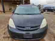 2008 Toyota Sienna LE z VIN 5TDZK23CX8S114678, wystawiony jako Copart lot #90592235 z przebiegiem 230 958 mil mil oraz Czysty tytuł • Clean title. Historia ofert i sprzedaży dostępna na DreamBid. Obrazek 5.