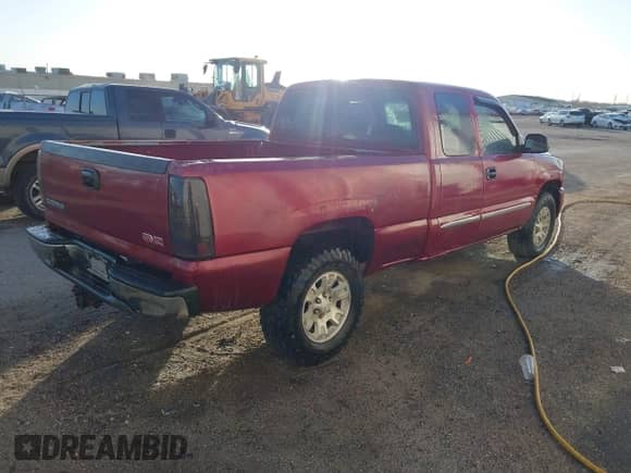 2005 GMC Sierra 1500 SLE z VIN 2GTEC19V051217013, wystawiony jako IAAI lot #41135916 z przebiegiem 240 000 mil mil oraz . Historia ofert i sprzedaży dostępna na DreamBid. Obrazek 4.