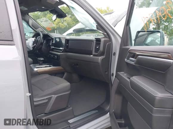 2024 Chevrolet Silverado 1500 LT Trail Boss z VIN 3GCUDFED0RG262534, wystawiony jako IAAI lot #43041798 z przebiegiem 13 436 mil mil oraz . Historia ofert i sprzedaży dostępna na DreamBid. Obrazek 5.