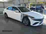 2024 Hyundai Elantra SEL z VIN KMHLM4DG4RU820650, wystawiony jako Copart lot #90526315 z przebiegiem 26 598 mil mil oraz Czysty tytuł • Clean title. Historia ofert i sprzedaży dostępna na DreamBid. Obrazek 4.