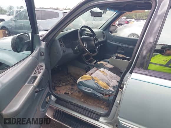 1996 Ford Explorer XL z VIN 1FMDU32X2TZA27424, wystawiony jako IAAI lot #42628234 z przebiegiem 135 446 mil mil oraz . Historia ofert i sprzedaży dostępna na DreamBid. Obrazek 5.